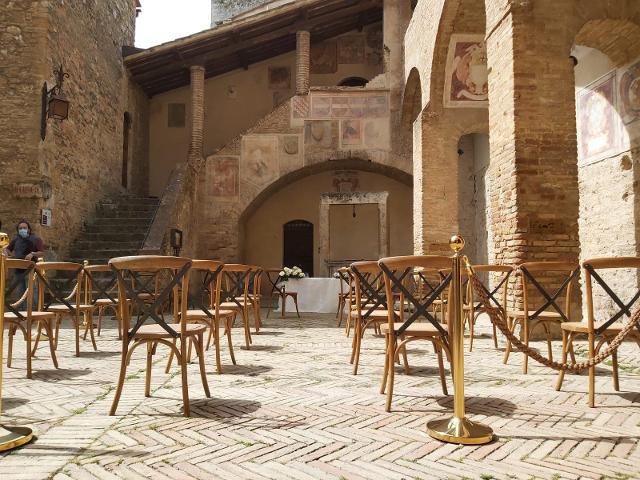 Matrimoni in cortile a San Gimignano